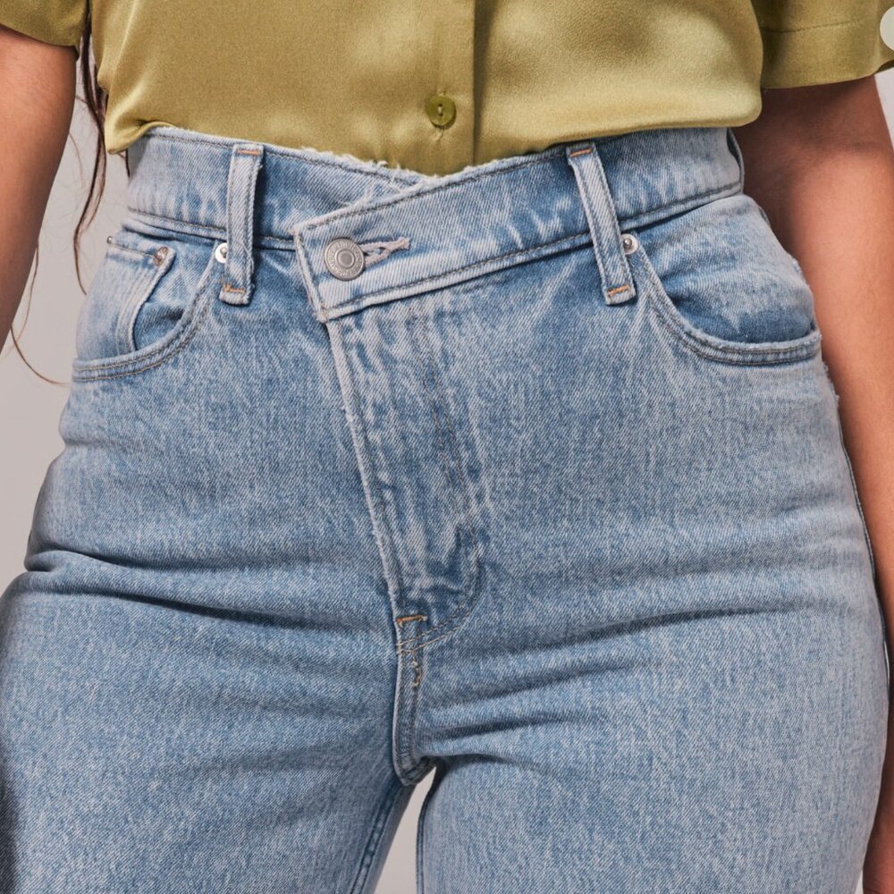 NWT Abercrombie & Fitch Curve Love Ultra High Rise 90s Slim Straight Jean - Picture 3 of 5